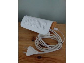 Läs/Vägglampa i vitlackerad metall och bokträ