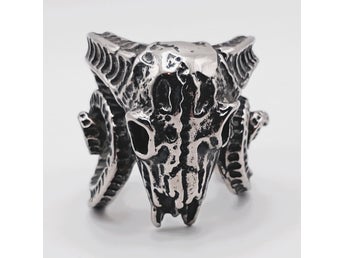 Ring med baggekranium och spiralhorn – Biker Rock Gothic