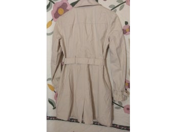 Trenchcoat från husets märke, tillverkad av 100 % bomull. Autentisk i stilen, be