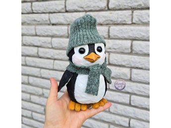 Handgjord Pingvinfigur med mössa och halsduk