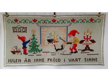 Broderad bonad / julbonad - Tomtar och katt vid spis