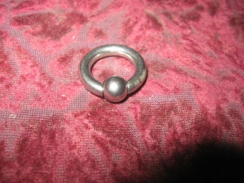 TÖJNING PIERCING CBR RING MED FASTKLÄMD KULA (TJOCKLEK RING 4 MM) DIAMETER 21 MM