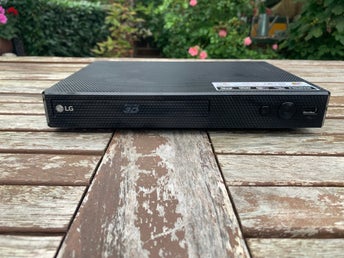 BP550 Blu-ray/DVD-spelare -Okänt skick så lägger upp som defekt