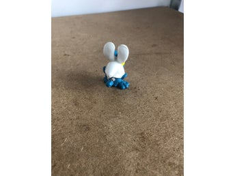 Smurf som står på händerna