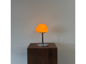 PEBBLE bordslampa Orange – Bauhaus retro lampa i opalglas & krom