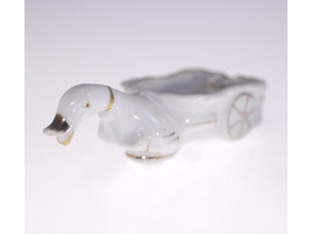 Vintage Duck wagon porcelain ashtray-circa 1960s-made in Japan (Weight: 57. )