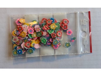 en påse blommiga fimo nageldekorationer
