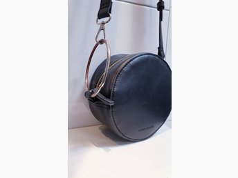 Praktisk axelremsväska i konstläder (359703937) ᐈ Köp på Praktisk axelremsväska i konstläder (359703937) ᐈ Köp på
