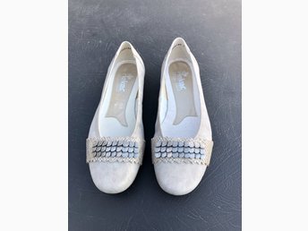 Snygga bekväma grå RIEKER ballerina med silverd.. (397571517 Rieker Ballerinaskor i skinn Vit Ballerinaskor Ellos.se