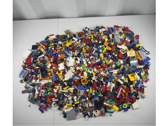 Blandade LEGO-bitar och många minifigurer, 2,4 kg
