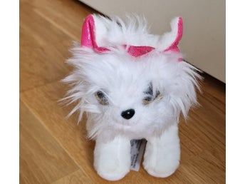Silvy gosedjur vit hund med rosa rosett