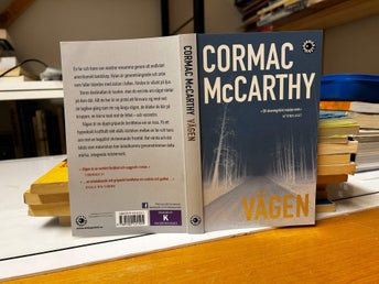 Vägen av Cormac mccarthy, Bok. Very Fine