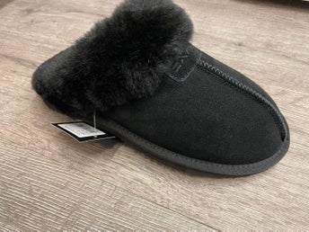 Fårskinnstoffla Obey från Exani riktpris 899kr nu 449kr strl 46