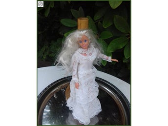 Exklusiv Barbie docka stämplad Hasbro 1988 med vit galaklänning med örhängen