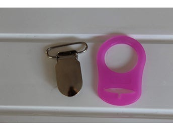 1 stycken clips + 1 st adapter mörk lila, till napphållare