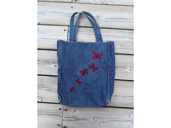 Tygväska i denim med fjärilsapplikationer. Liten o söt. Begagnad men syns ej