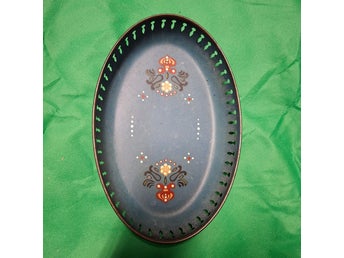 Vintage oval plåtbricka med blommönster