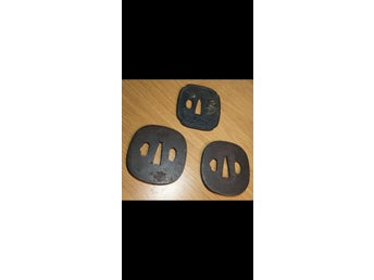 3 fina Tsuba, 2 järn & 1 koppar, Antika. Bra skick