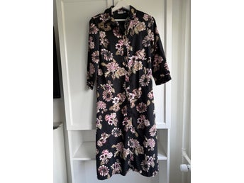PIECES Maternity blommig klänning, storlek XS