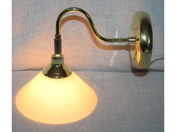 Ikea retro Vägglampa i mässing med vit glaskupa