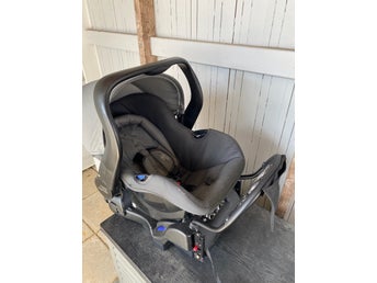Britax Römer babyskydd / bilbarnstol i fint skick