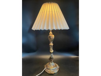 Bordslampa i rokokostil i mässing