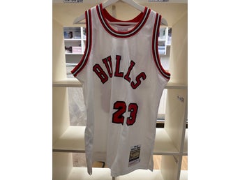 Mitchell & Ness vit, röd och svart baskettröja