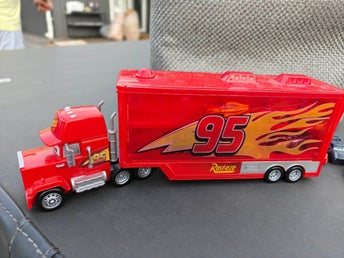 Cars Mini Racers Transporter Lightning McQueen