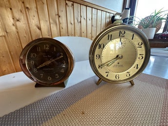 Två retro väckarklockor: Westclox Baby Ben och Junghans Trivox-Silentic