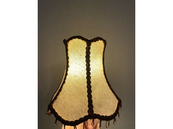 2 st lampskärmar i tyg med bruna detaljer
