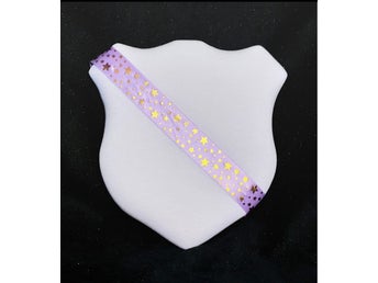 Märkestavla för simmärken/smycken vit/ lila satin