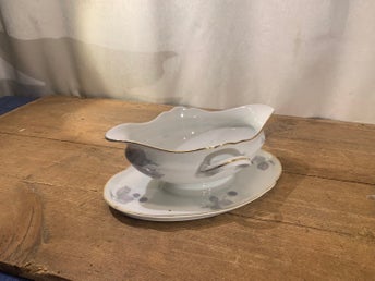 En vacker vintage sås skål i porslin Mullbär i porslin från Schlaggenwald