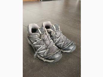 Salomon vattentäta skor strl 35,5 Salomon vattentäta skor strl 35,5