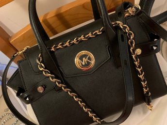 Michael Kors CARMEN svart (419422204) ᐈ Köp på Tradera Köp Michael Michael Kors Carmen Pouch Svart