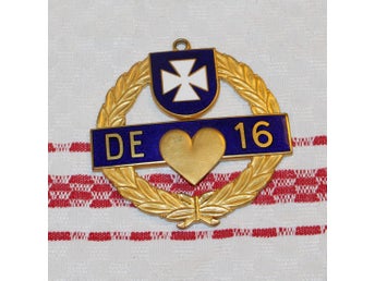 DE16, EMALJERAD ORDEN.