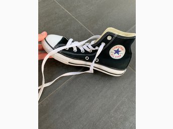 svart converse