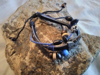 Svart läderarmband unisex, fjäril med pärlor