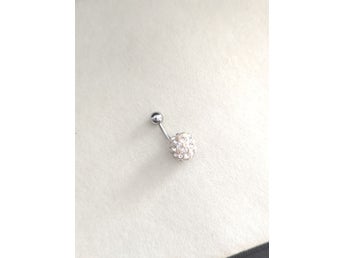 Navelpiercing med boll och vita stenar