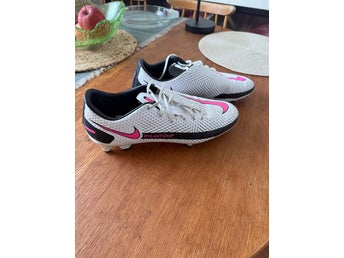 Nike Phantom Gt Academy Mg Vit Svart Rosa Blast CK8460-160. Storlek 44.