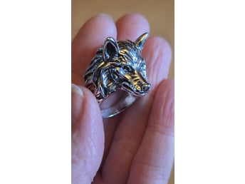 Silvrig ring med varg varghuvud Stl 18 goth punk wolf metal hårdrock pagan wicca