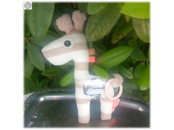 DonebyDeer Danish Design mjukishäst skallra bitring Allt i ett 100 % friendly