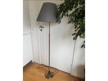 Golvlampa med grå skärm mässing vintage retro