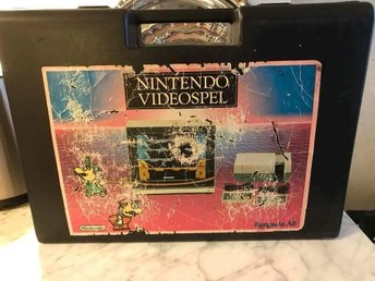 NES konsol nr 644 med handkontroller i väska. (Nintendo)
