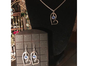 Vackert set med halsband och örhängen med blå Swarovskikristaller