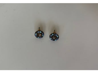 Örhänge med strass ett par örhängen blomma blommor