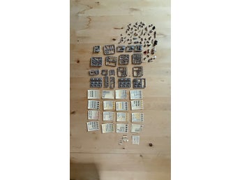 Warhammer 40k bland annat Space Marines och dekaler