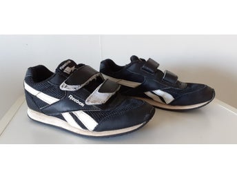 Reebok Svarta Sneakers ,storlek 31