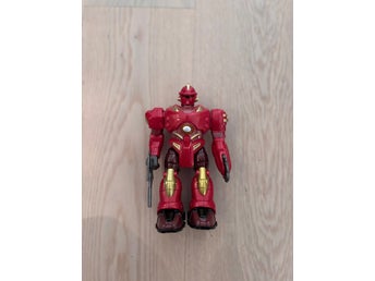 Röd robotleksak med hjul. Gör ljud och lyser