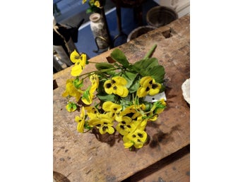 Vårbukett med penséer - Bukett - 25cm - Konstblommor
