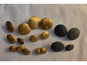 Äldre svenska uniformsknappar med tre kronor